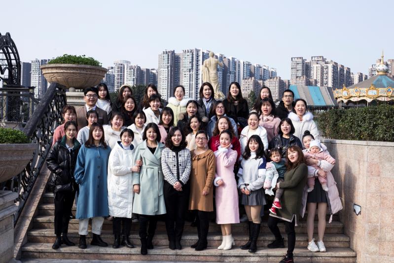 部分海洋教师户外合影